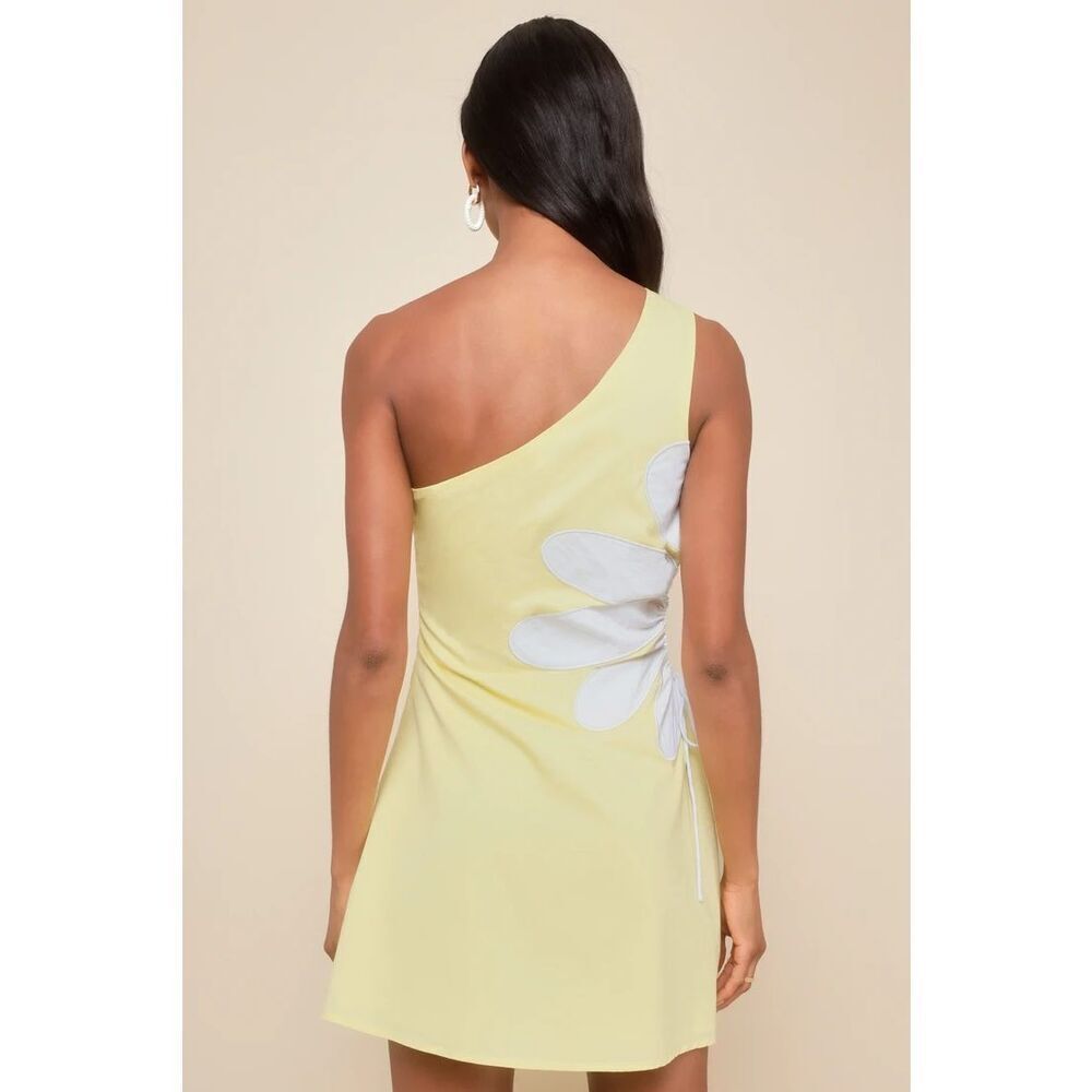 Lulus Sunny Design Yellow Cutout Flower One-Shoulder Mini Dress Size M NWT - Picture 2 of 8
